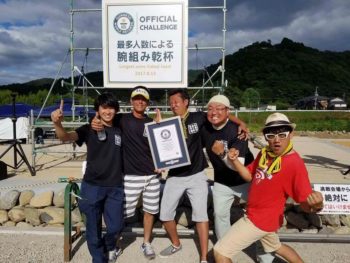 2017年8月13日に宍粟市山崎町で開催された「第30回山崎納涼夏祭り」のレポートです。「最多人数による腕組み乾杯」でギネス世界記録を達成しました！